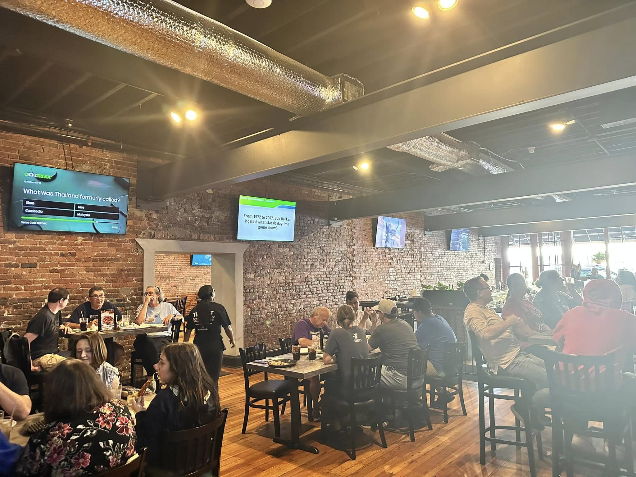 Live trivia night screens