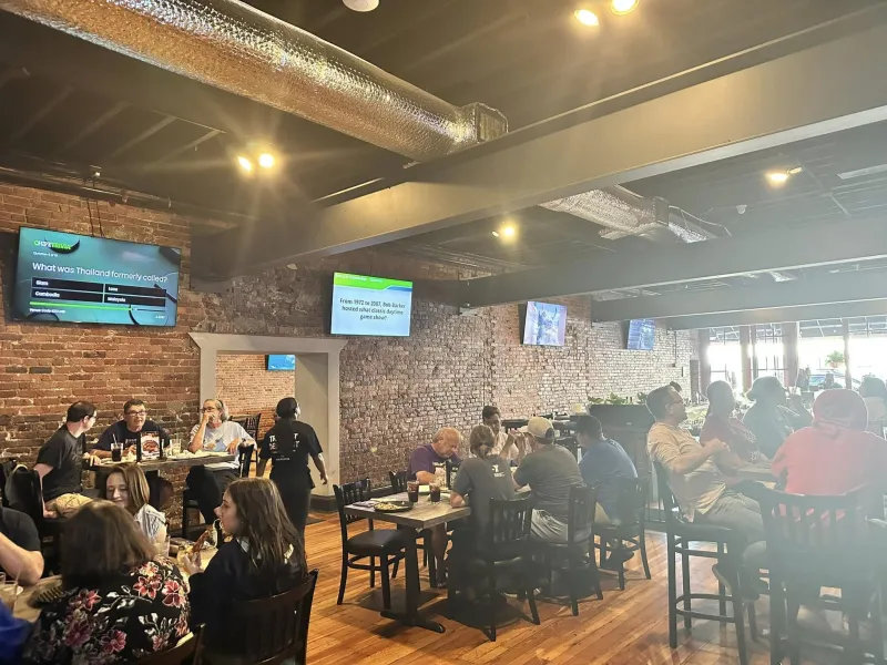 Live trivia night screens